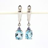 A pair of 925 silver drop earrings set with cushion cut blue topaz and sapphires, L. 2.5cm.