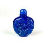 A Chinese carved lapis lazuli snuff bottle decorated with peaches, H. 5.5cm.