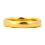 A hallmarked 22ct yellow gold wedding band, (H.5).