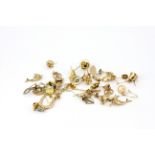 A quantity of 9ct gold and yellow metal mixed jewellery items.
