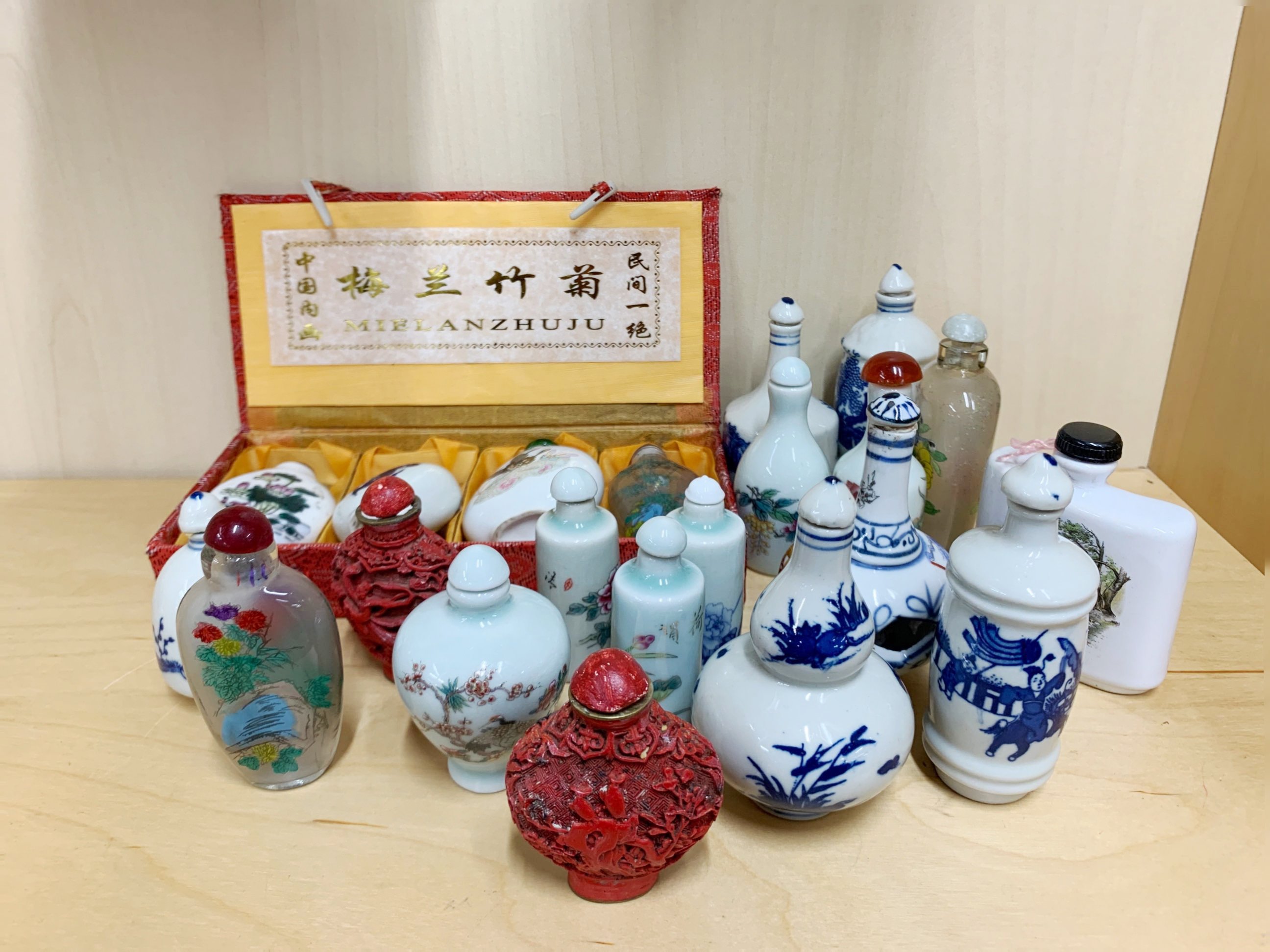 A collection of Chinese porcelain and other snuff bottles, tallest H. 10cm. - Image 2 of 4