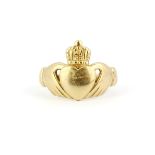 A hallmarked 9ct yellow gold claddagh ring, (I).
