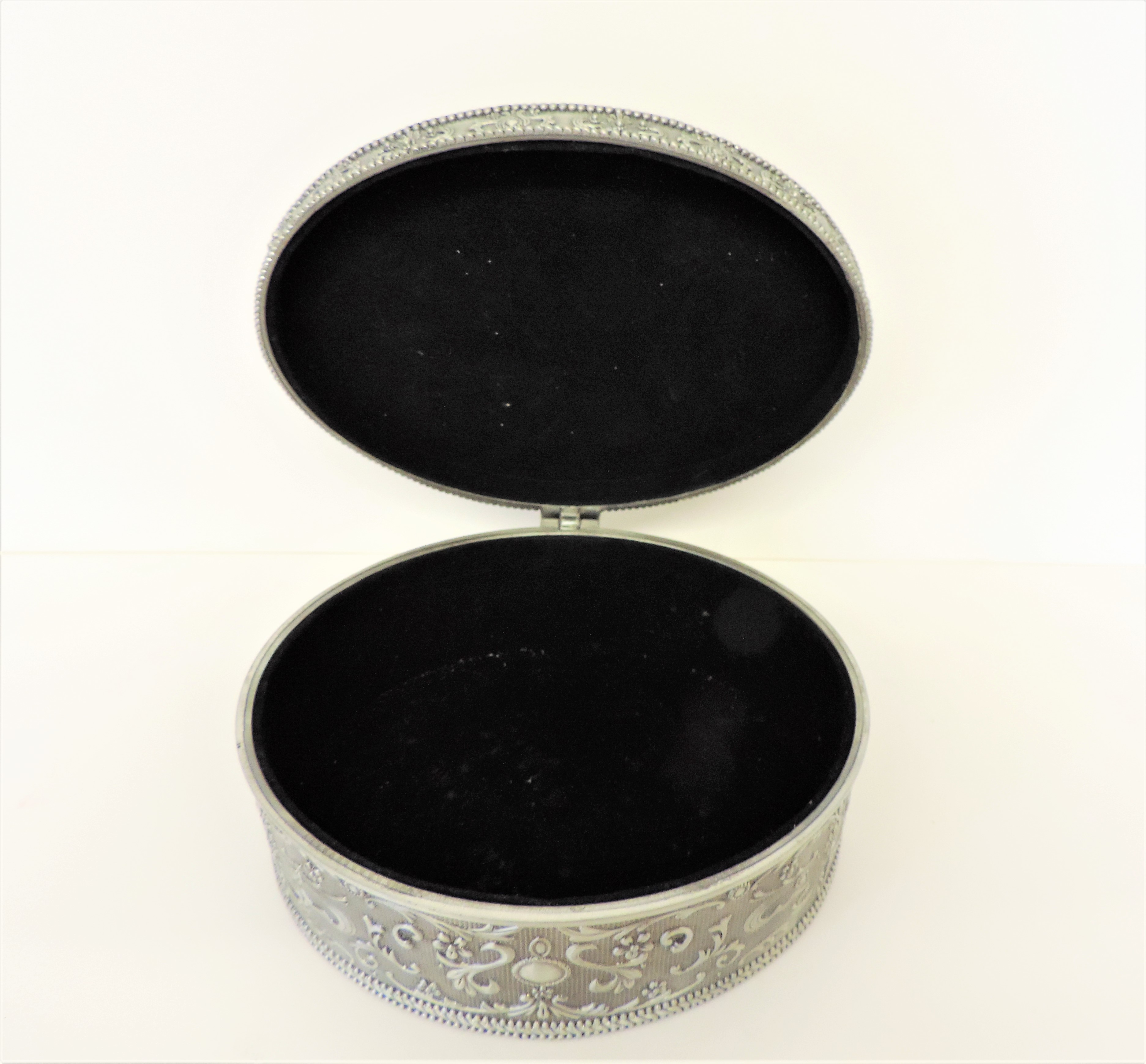 White Metal Velvet Lined Jewellery Box. An oval black velvet lined jewellery box measuring 16cm - Image 2 of 3