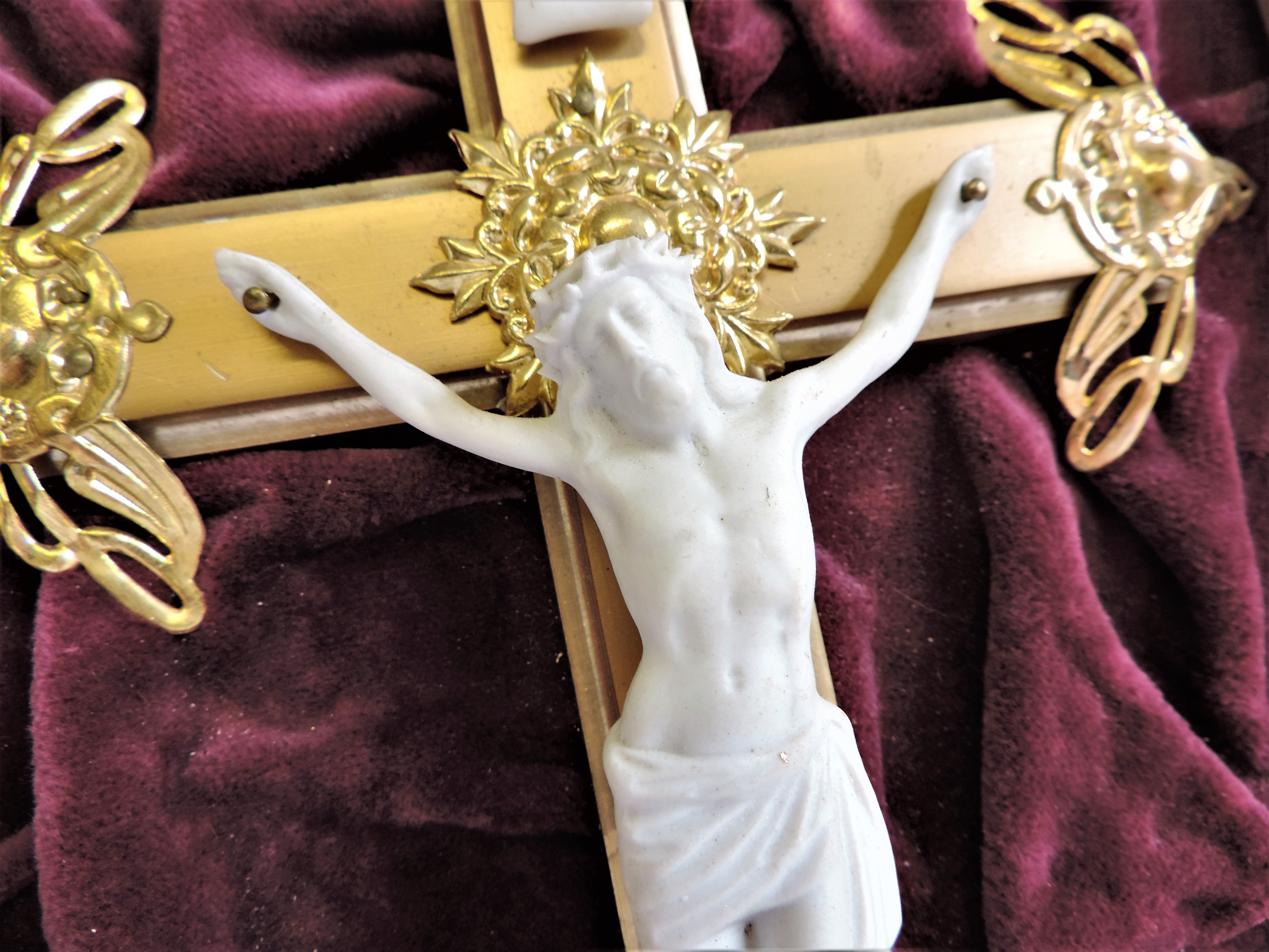 Antique French Parian Ware Corpus Christi on Gilt Cross. A fine quality antique parian ware Corpus - Image 4 of 5