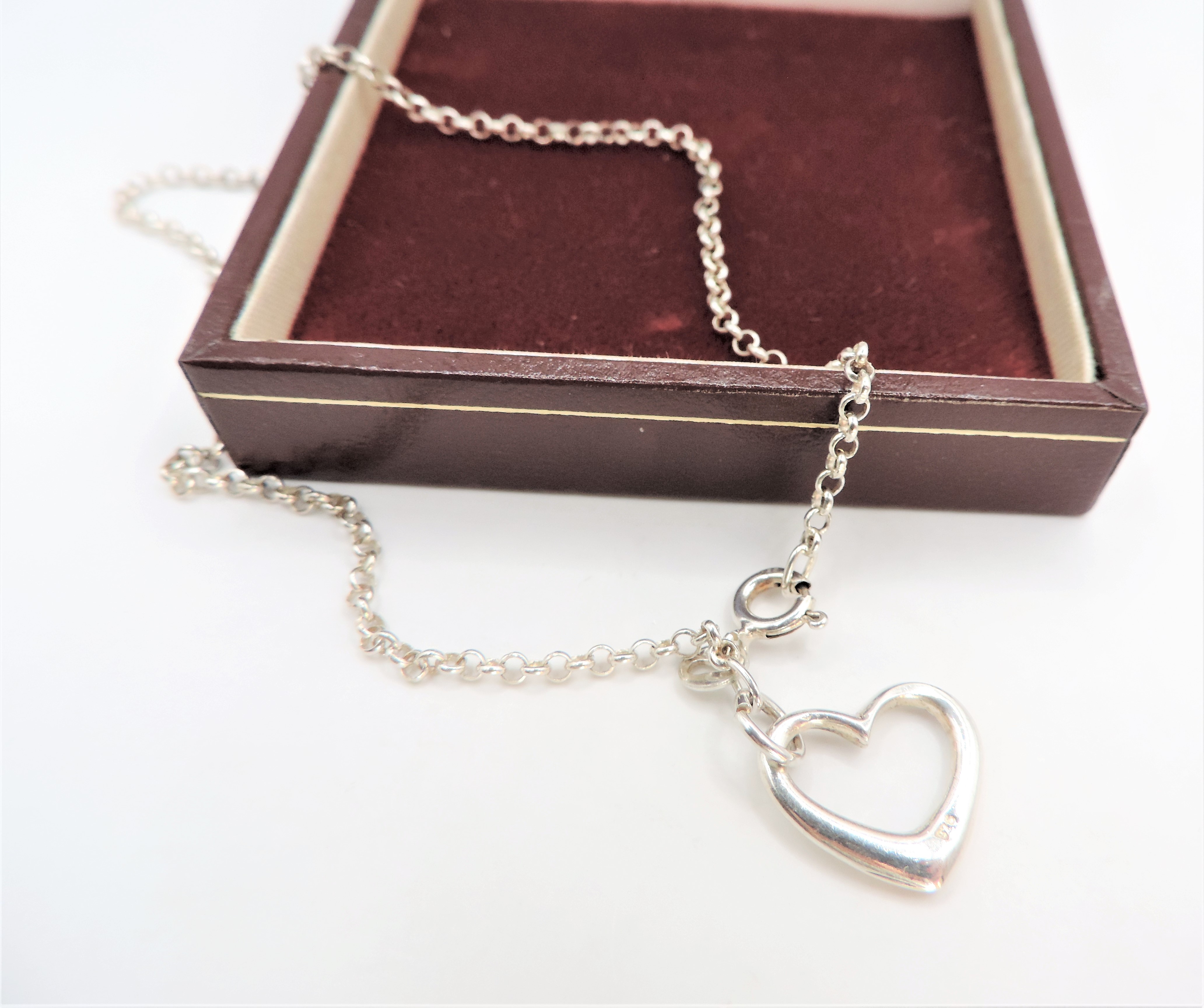 Sterling Silver Heart Charm Bracelet. A fine quality Heart charm bracelet in sterling silver 23cm - Image 2 of 2