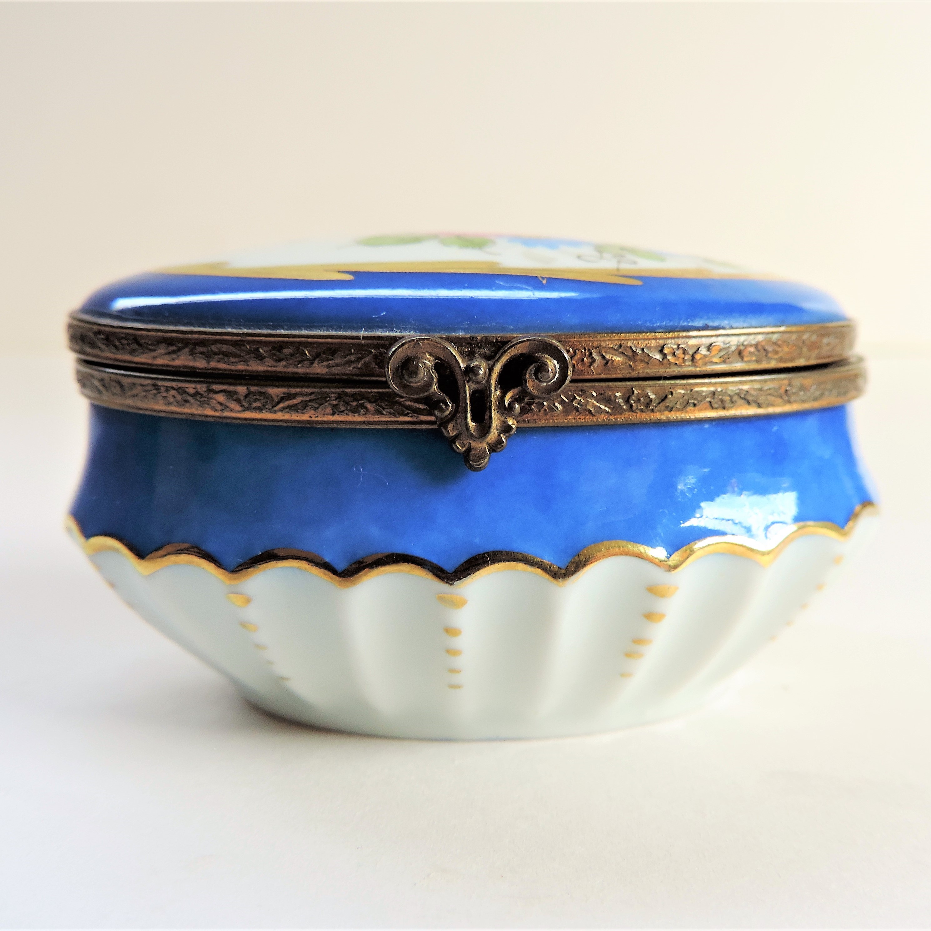 Vintage Limoges J D Dumont France Porcelain Pill/Trinket Box. A lovely J D Dumont France white - Image 3 of 7