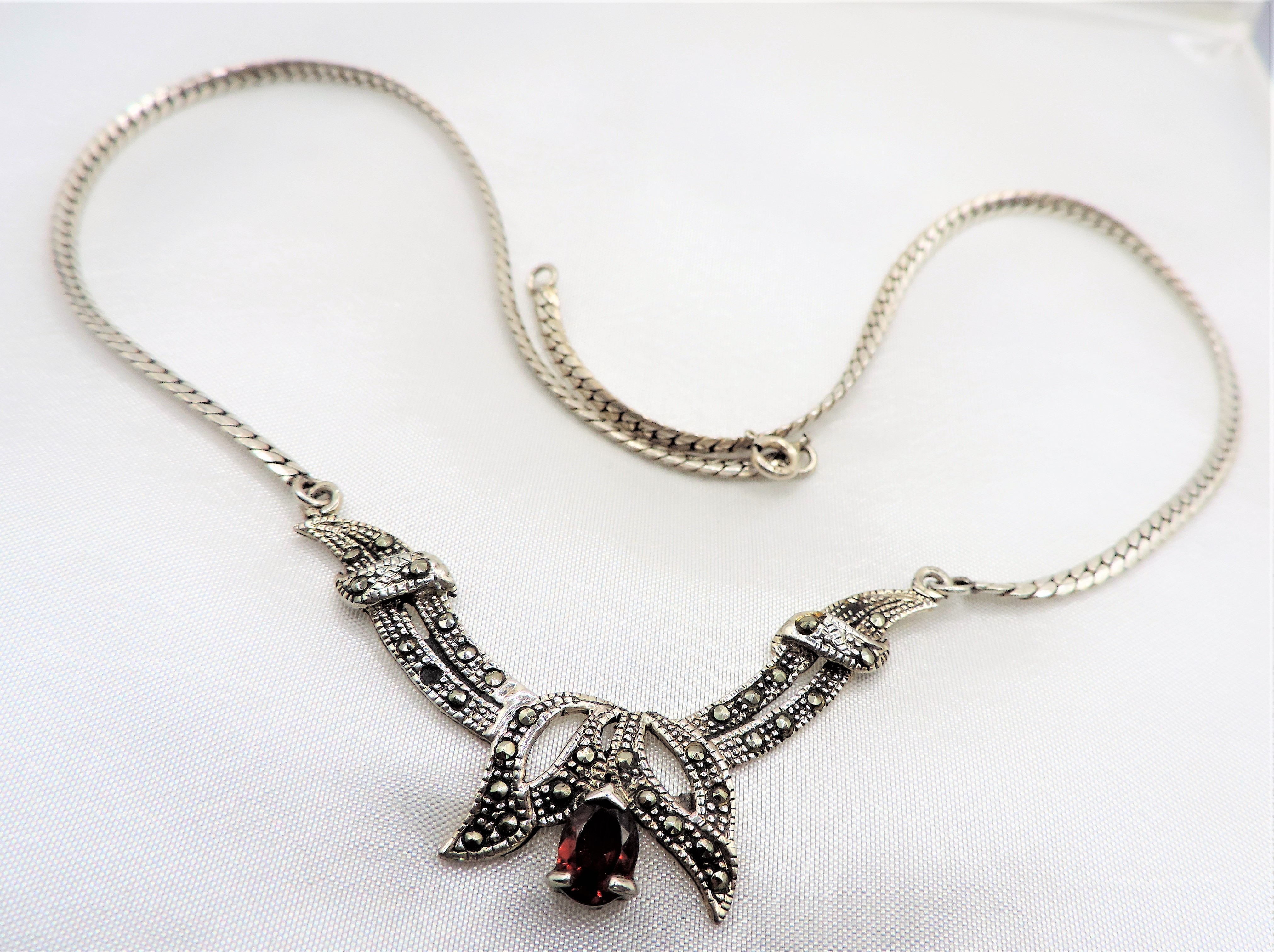 Vintage Marcasite & Garnet Necklace. A lovely necklace 16 inches long set with Marcasites and a - Image 3 of 3