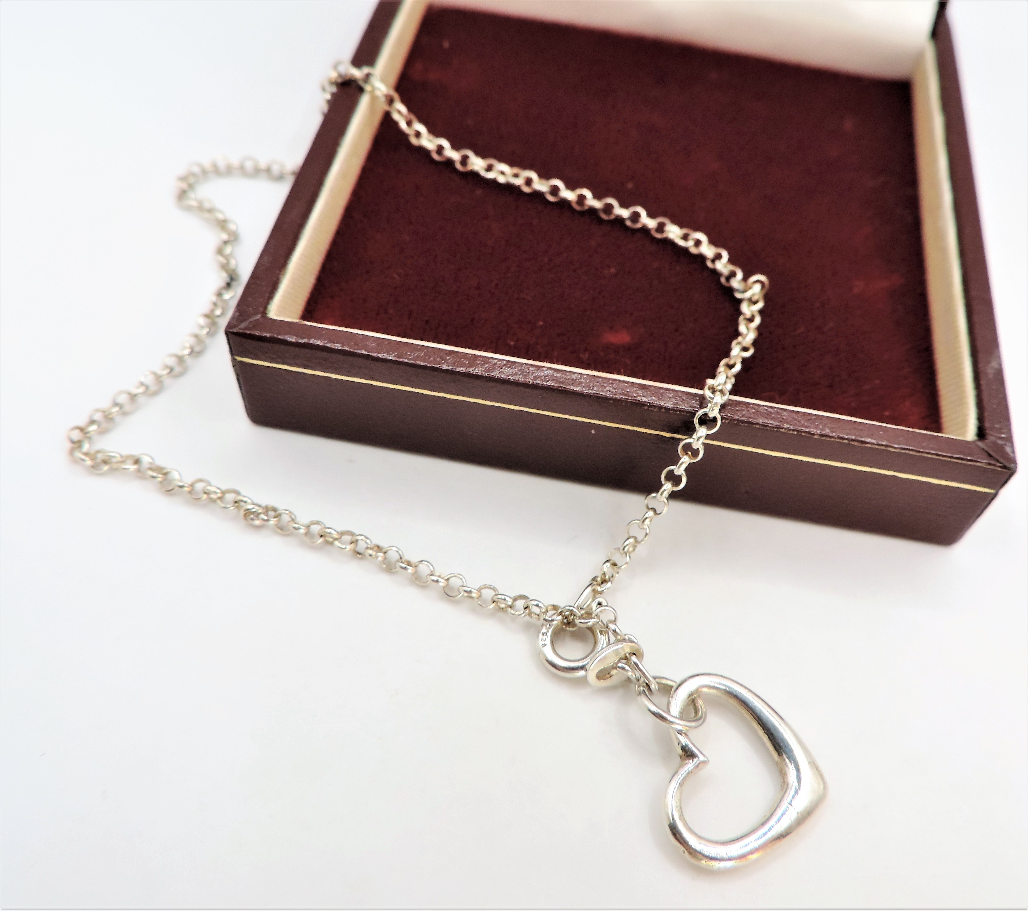 Sterling Silver Heart Charm Bracelet. A fine quality Heart charm bracelet in sterling silver 23cm