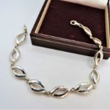 Sterling Silver Oval Link Bracelet. A fine quality sterling silver bracelet with oval links 18 cm in