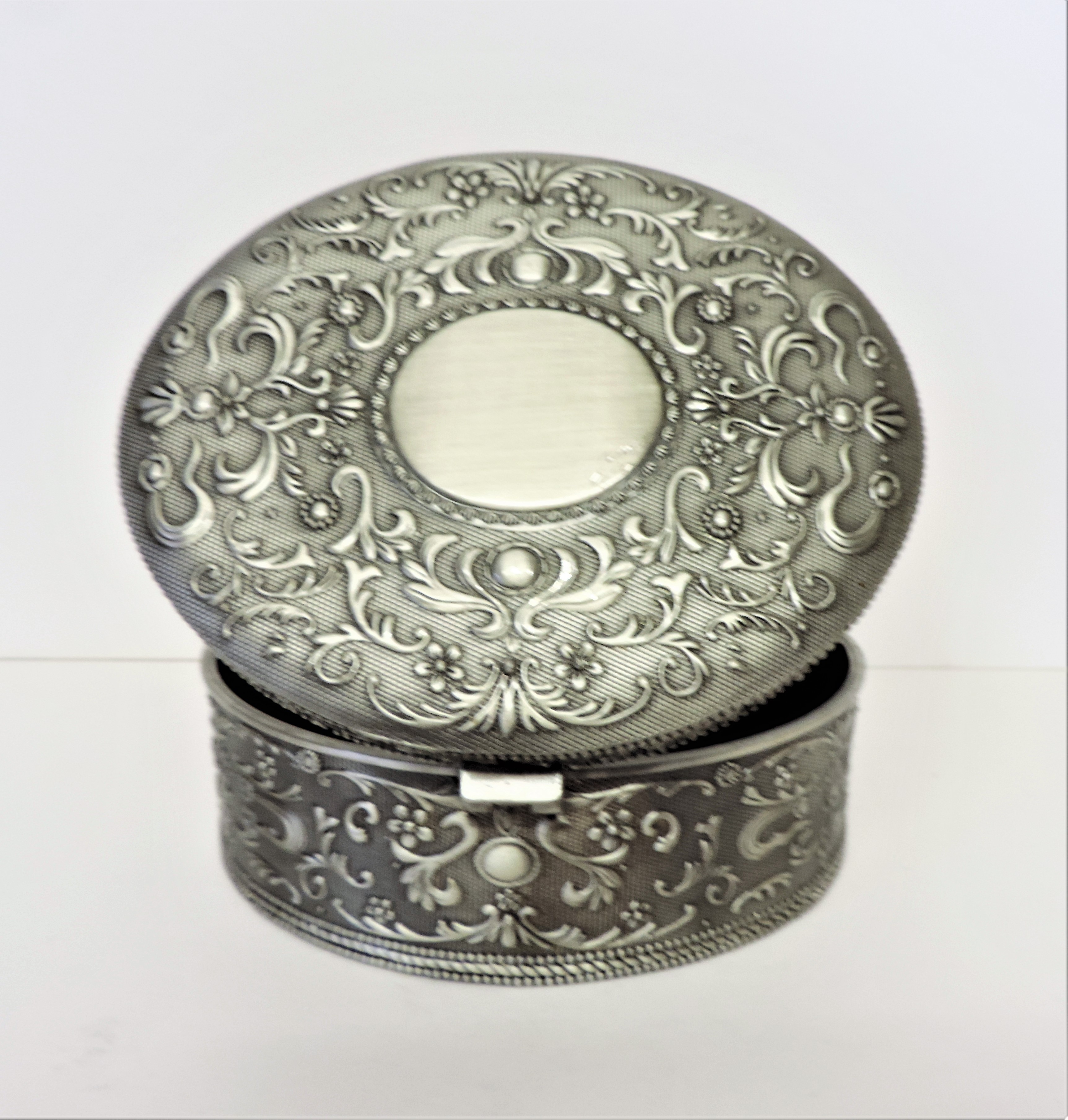 White Metal Velvet Lined Jewellery Box. An oval black velvet lined jewellery box measuring 16cm - Image 3 of 3