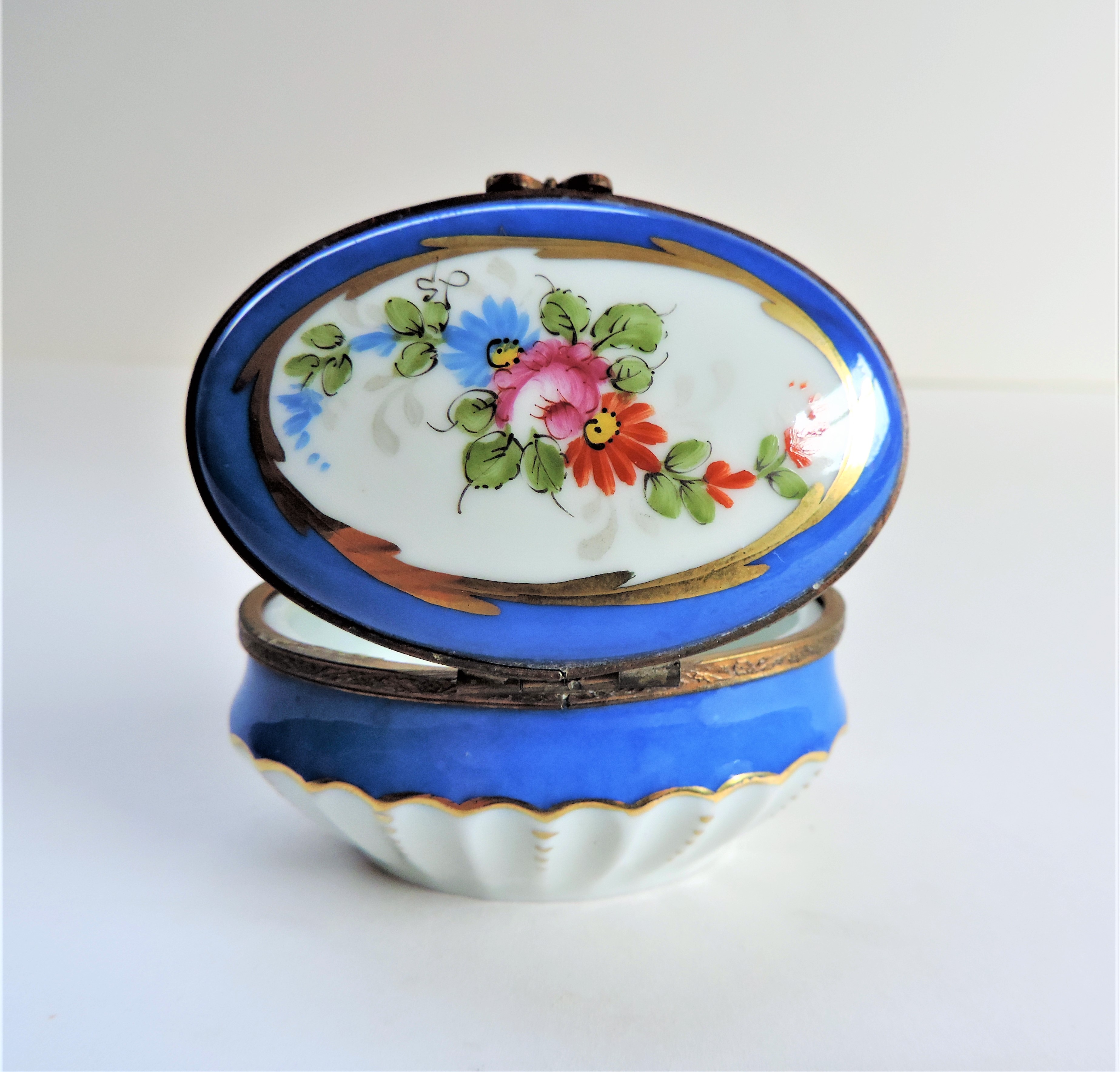 Vintage Limoges J D Dumont France Porcelain Pill/Trinket Box. A lovely J D Dumont France white - Image 5 of 7