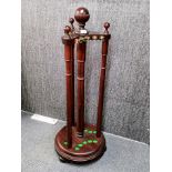 A mahogany finished rotating snooker cue stand H. 115cm.
