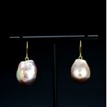 A pair of 9ct yellow gold (stamped 375) purplish baroque pearl drop earrings, L. 3cm.