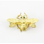 An 18ct yellow gold (stamped 18K) bee brooch with tourmaline eyes, L. 3.2cm.