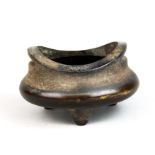 A Chinese bronze censer, Dia. 10cm.