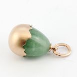 A Russian 14ct gold Jade egg pendant, L. 2.5cm.