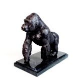 A lovely bronze gorilla mounted on a black marble base, H. 19cm, W. 20cm.