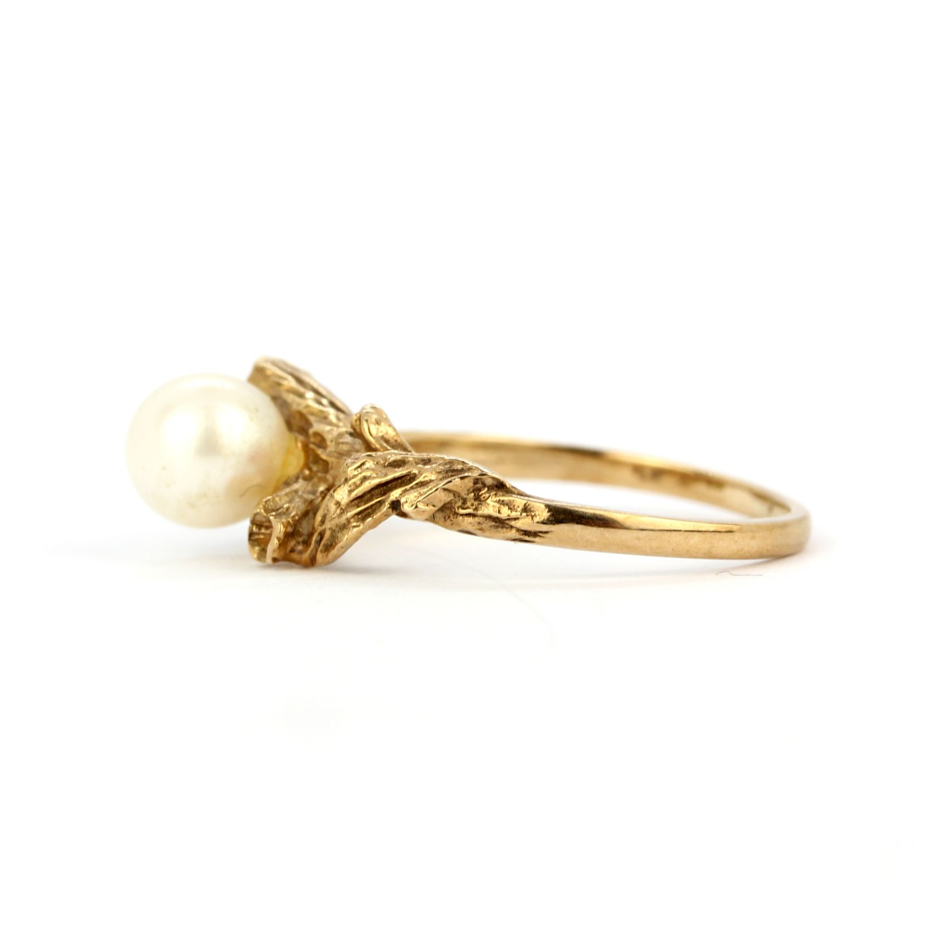 A hallmarked 9ct yellow gold pearl set ring, (L). - Image 3 of 3