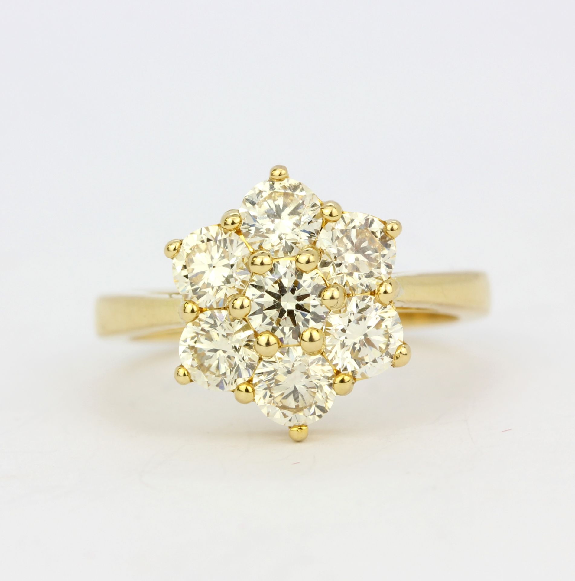 An 18ct yellow gold daisy cluster ring set with large brilliant cut diamonds, approx. 2.30 total, ( - Image 3 of 4