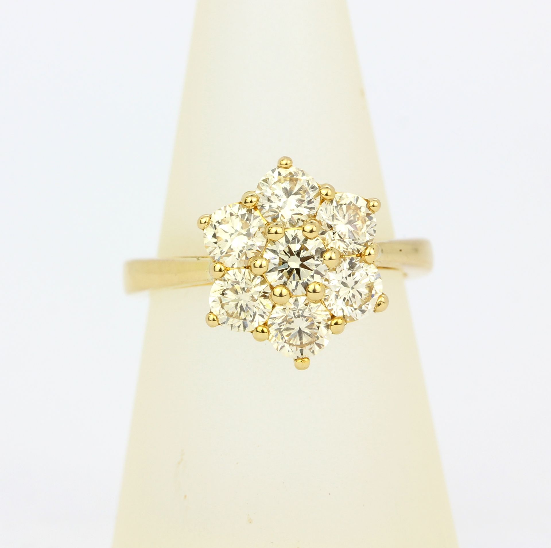 An 18ct yellow gold daisy cluster ring set with large brilliant cut diamonds, approx. 2.30 total, (