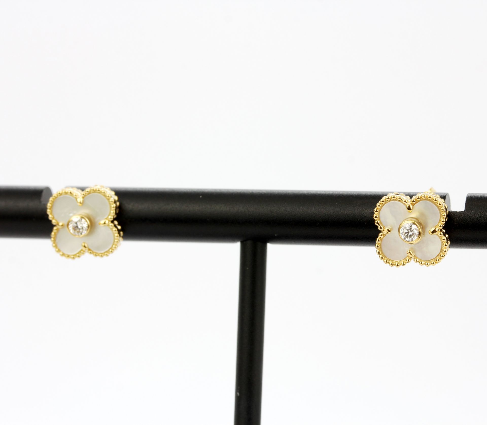 A pair of 18ct yellow gold (stamped 18K) stud earrings set with mother of pearl and a diamond, L. - Image 3 of 4