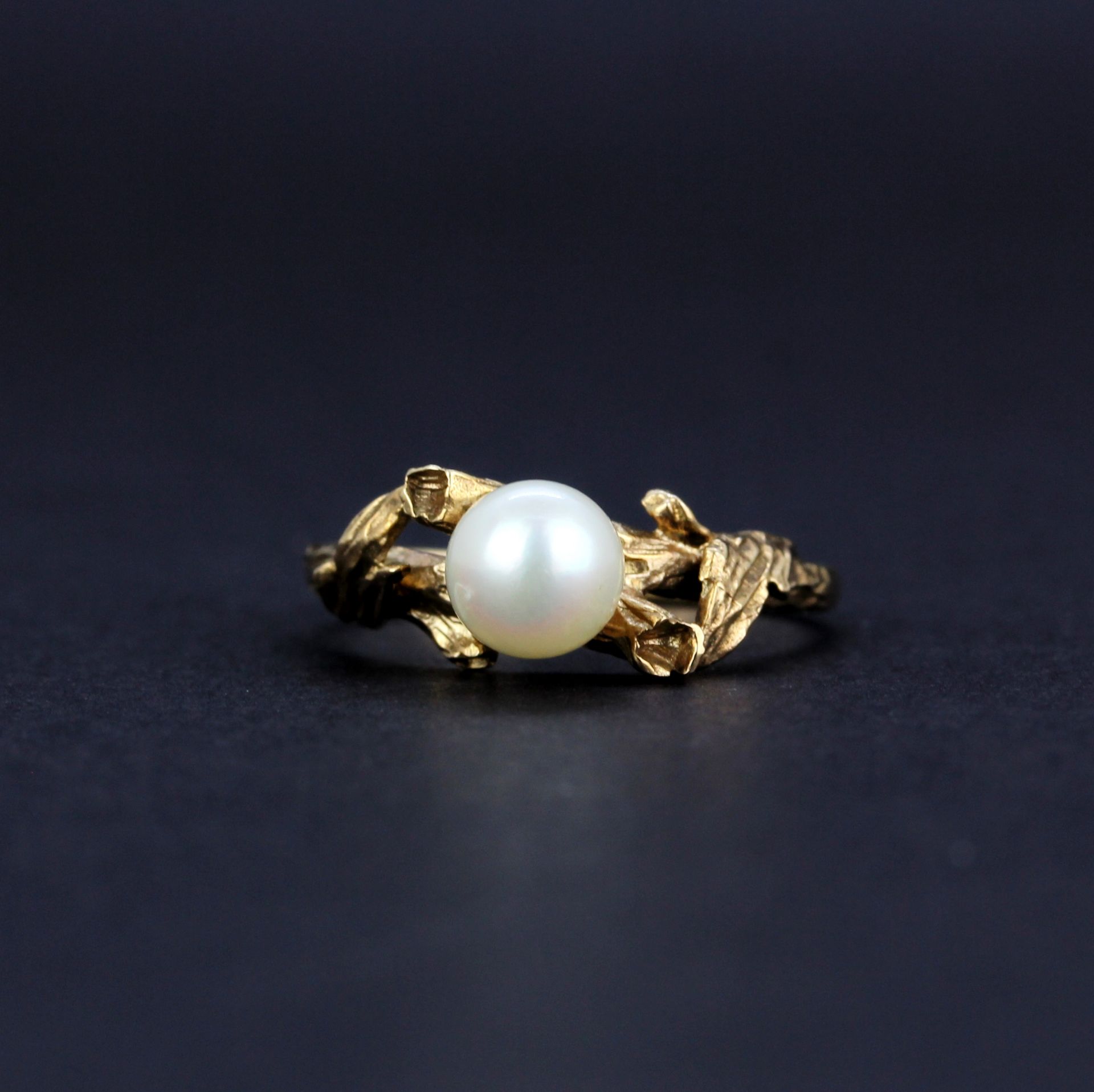 A hallmarked 9ct yellow gold pearl set ring, (L).
