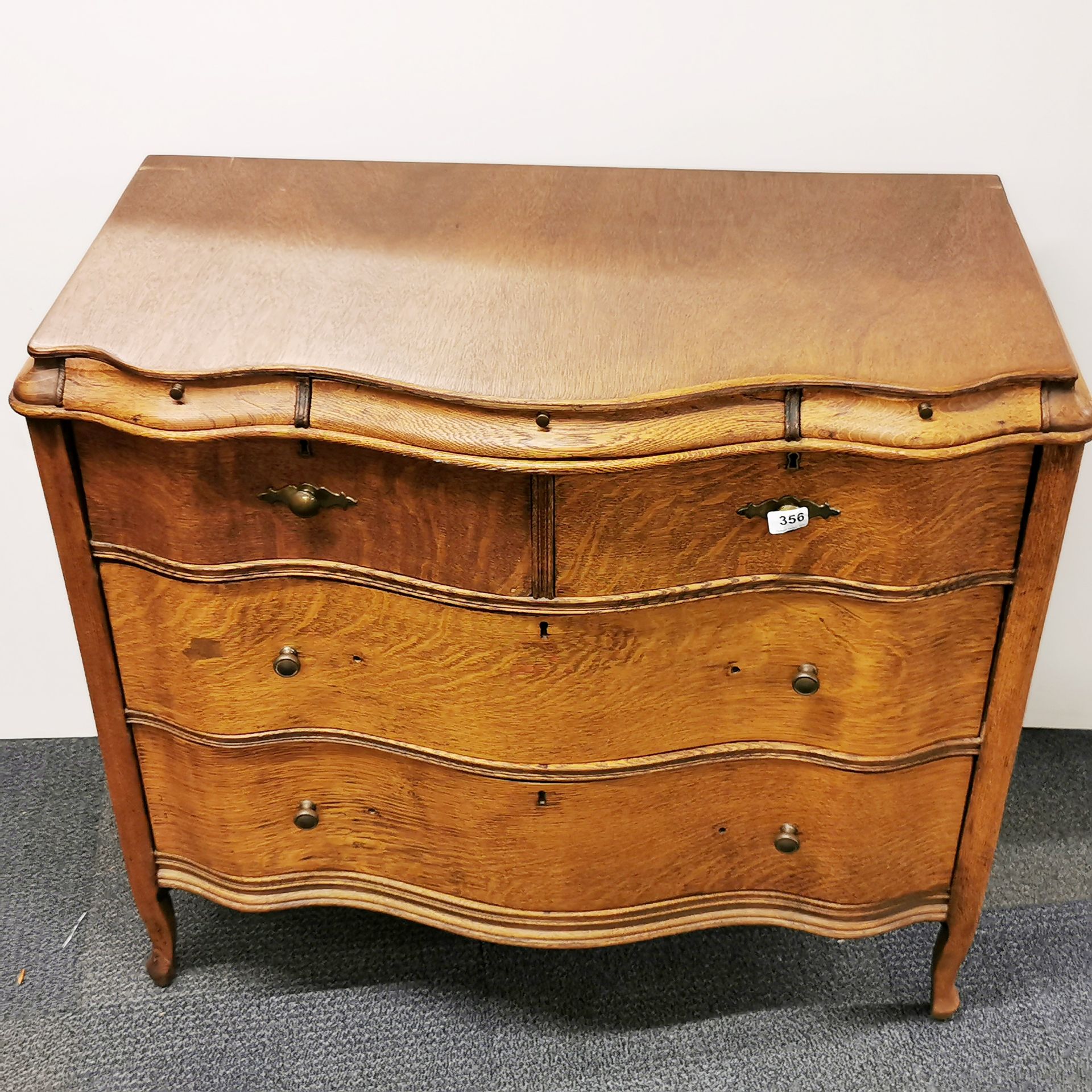 A lovely oak veneered serpentine fronted seven drawer chest, 102 x 56 x 93cm. - Image 2 of 3