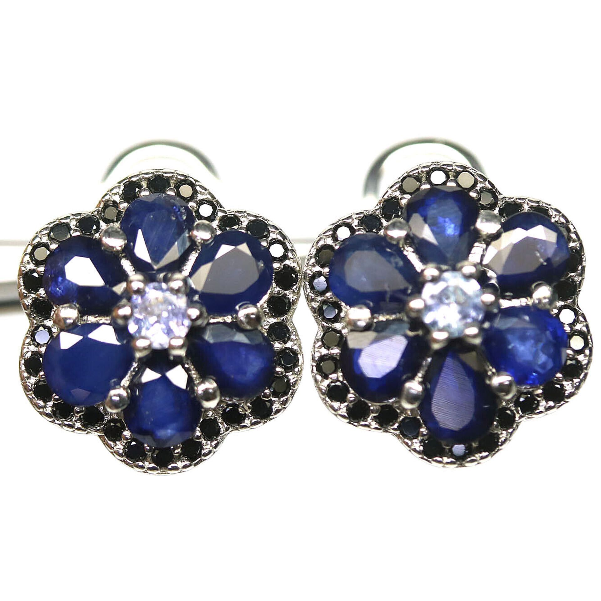 A pair of 925 silver cluster earrings set with sapphires, Dia. 1.5cm.