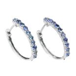 A pair of 925 silver hoop earrings set with tanzanites, L. 2.2cm.