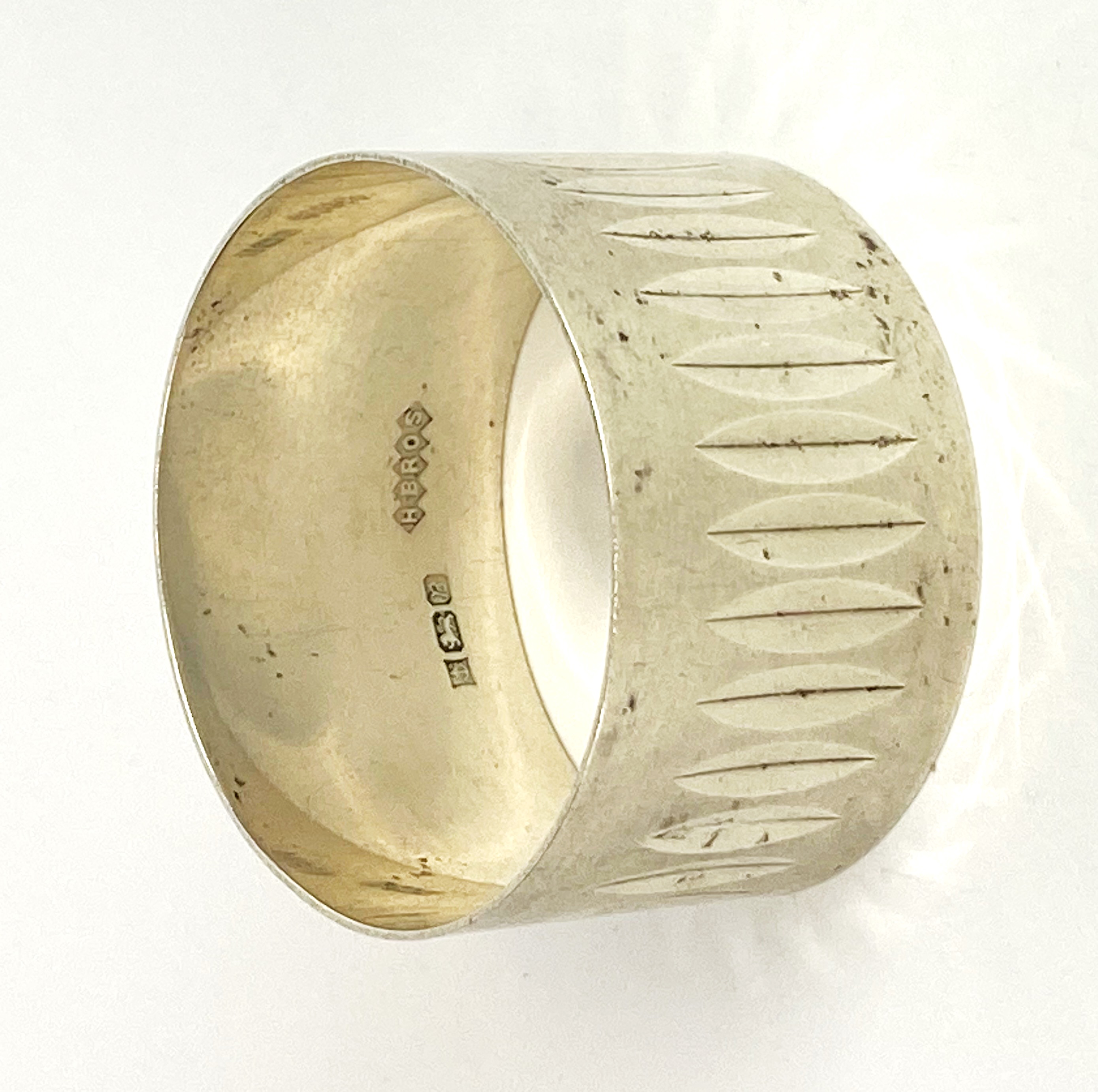 A hallmarked silver napkin ring, together with a niello decorated white metal (tested silver) napkin - Image 3 of 4