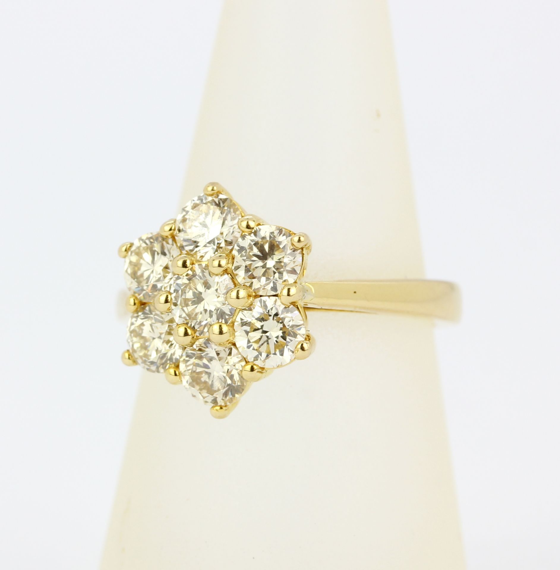 An 18ct yellow gold daisy cluster ring set with large brilliant cut diamonds, approx. 2.30 total, ( - Image 2 of 4