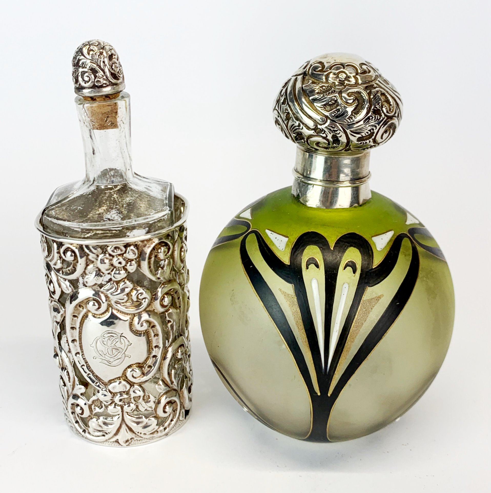 A hallmarked silver cased cologne bottle (Chester c.1908) H. 14cm together with a white metal topped - Image 2 of 5