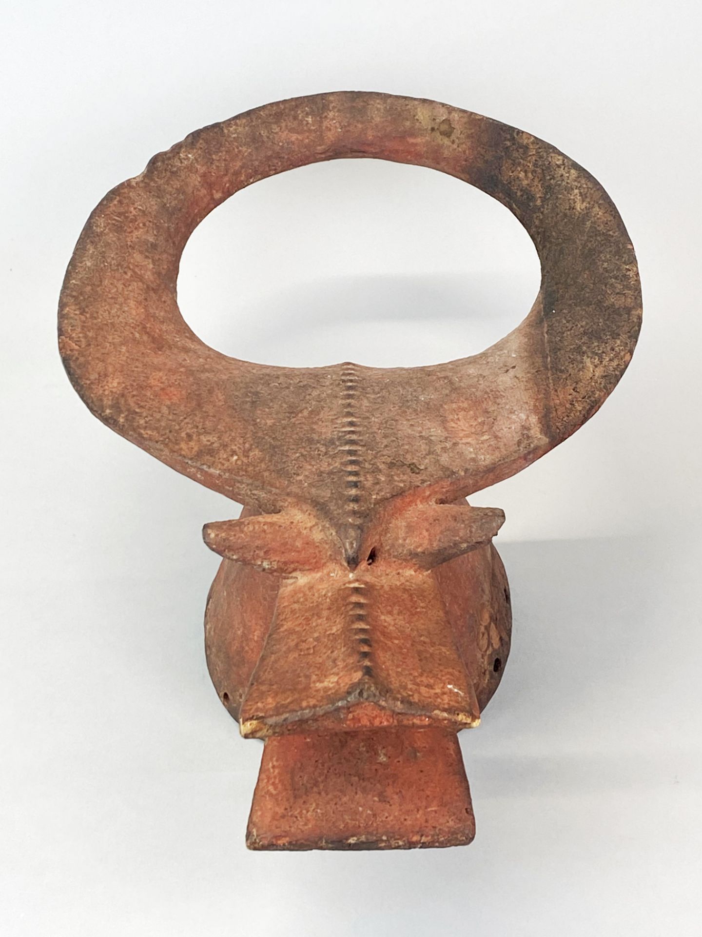 An African carved wooden tribal headpiece, 40 x 25 x 16cm. - Image 4 of 5