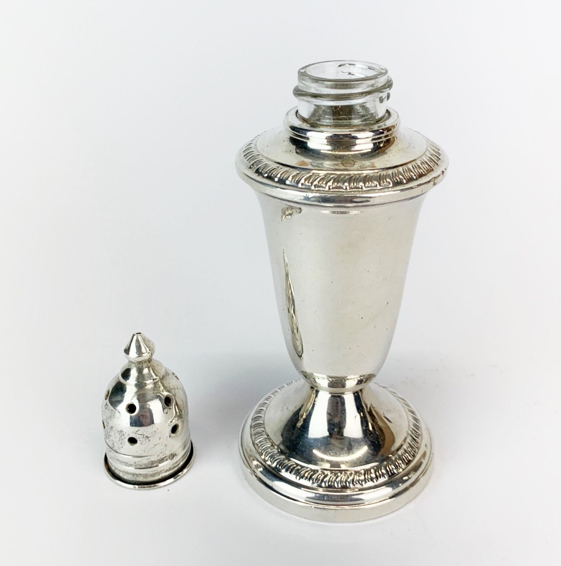 A hallmarked silver vase (Birmingham c.1901) by Cornelius Sanders and Frank Shepherd, H. 10cm - Image 4 of 5
