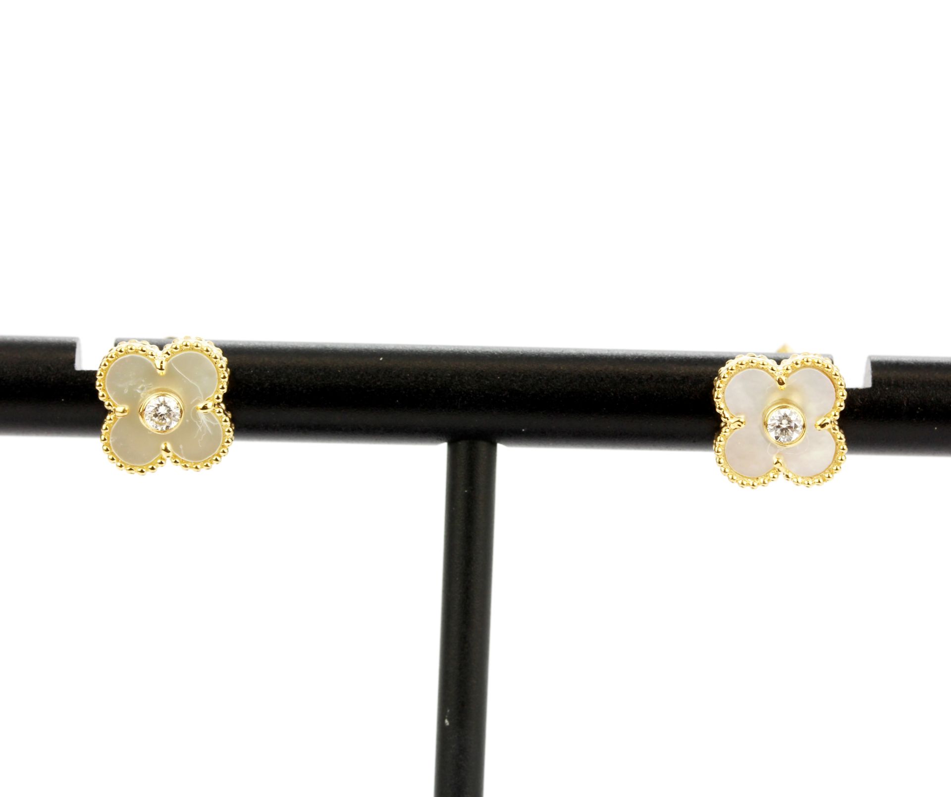 A pair of 18ct yellow gold (stamped 18K) stud earrings set with mother of pearl and a diamond, L. - Image 4 of 4