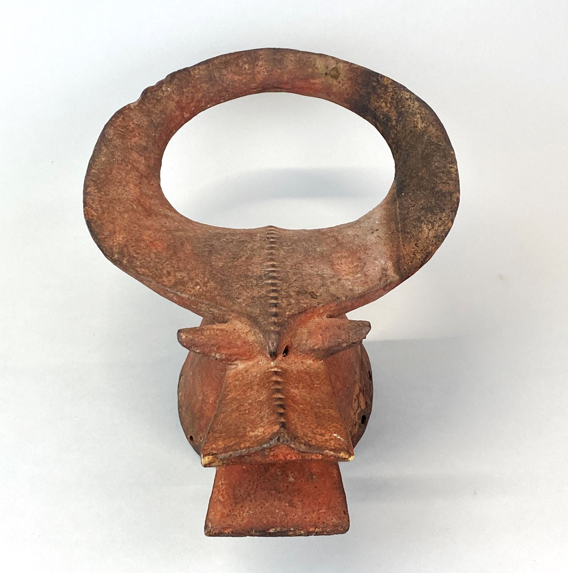 An African carved wooden tribal headpiece, 40 x 25 x 16cm. - Image 3 of 5