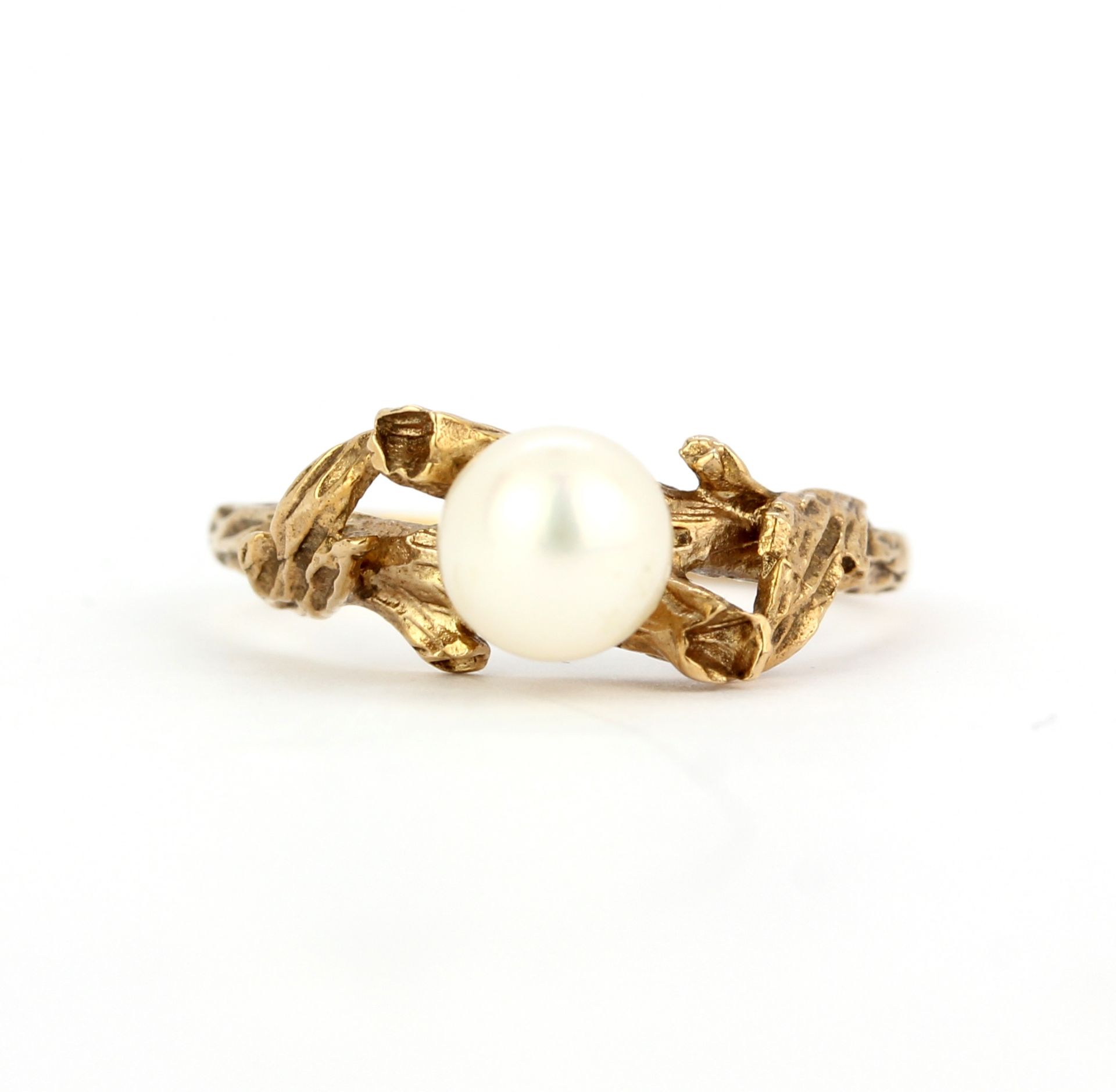 A hallmarked 9ct yellow gold pearl set ring, (L). - Image 2 of 3