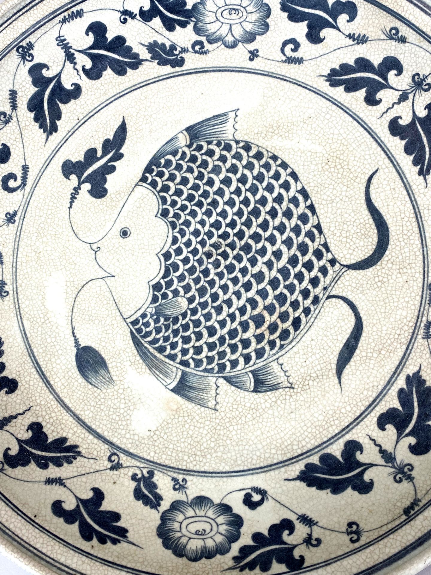 A large Chinese crackle glazed porcelain charger, Dia. 41cm. - Image 3 of 4