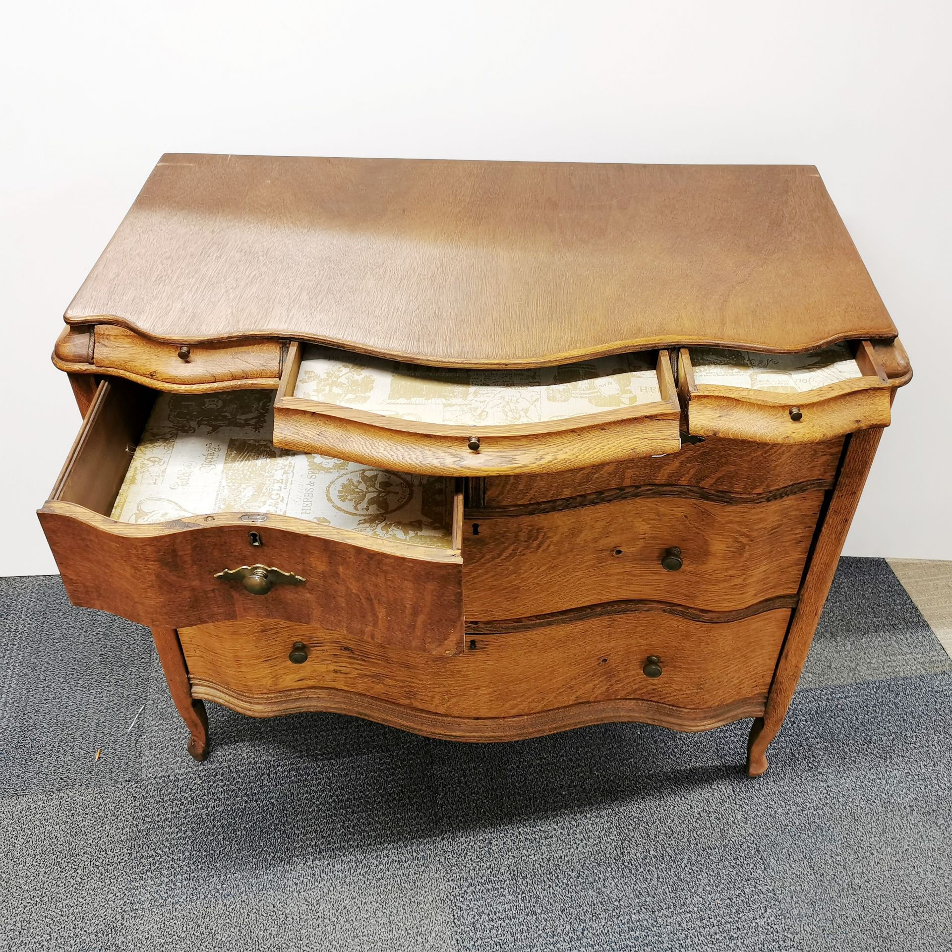 A lovely oak veneered serpentine fronted seven drawer chest, 102 x 56 x 93cm. - Image 3 of 3