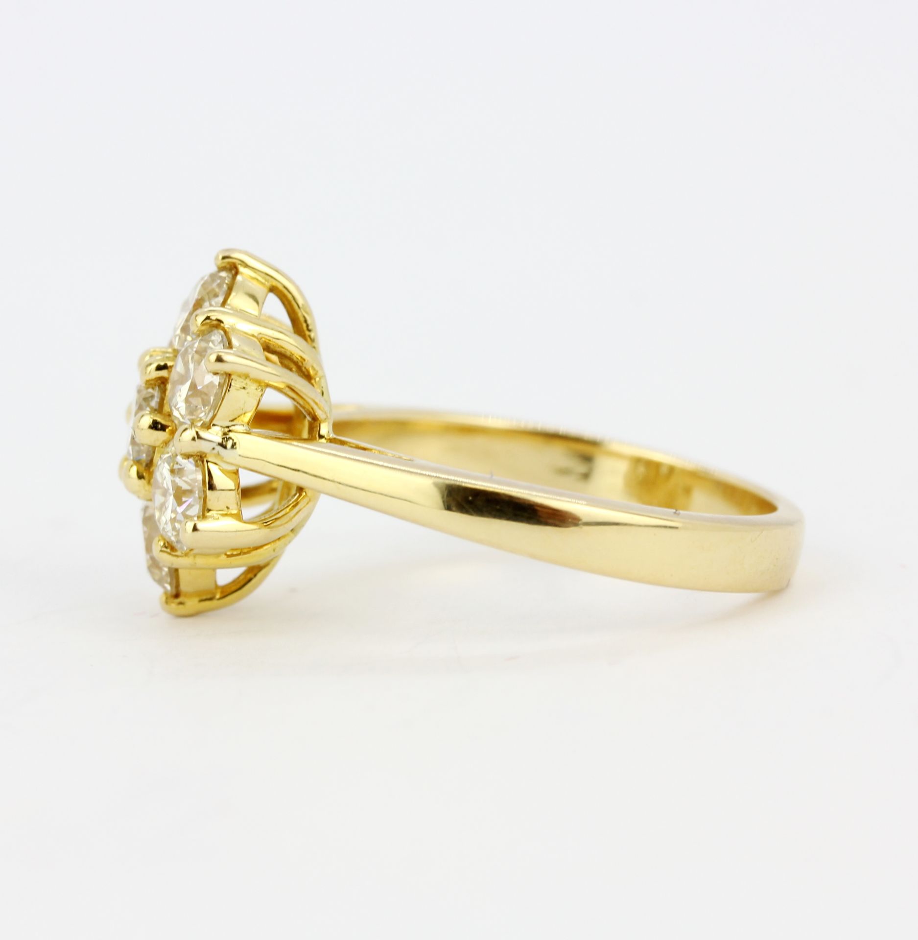 An 18ct yellow gold daisy cluster ring set with large brilliant cut diamonds, approx. 2.30 total, ( - Image 4 of 4