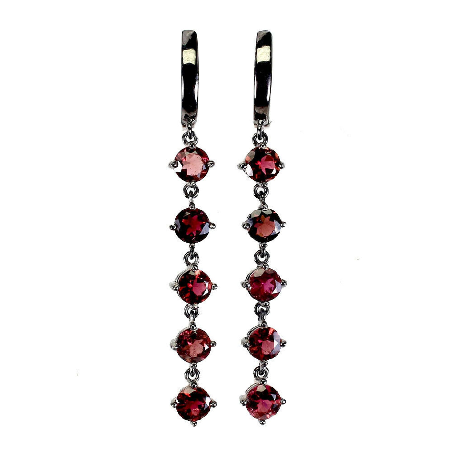 A pair of 925 silver rodium plated drop earrings set with round cut garnets, L. 5.5cm.