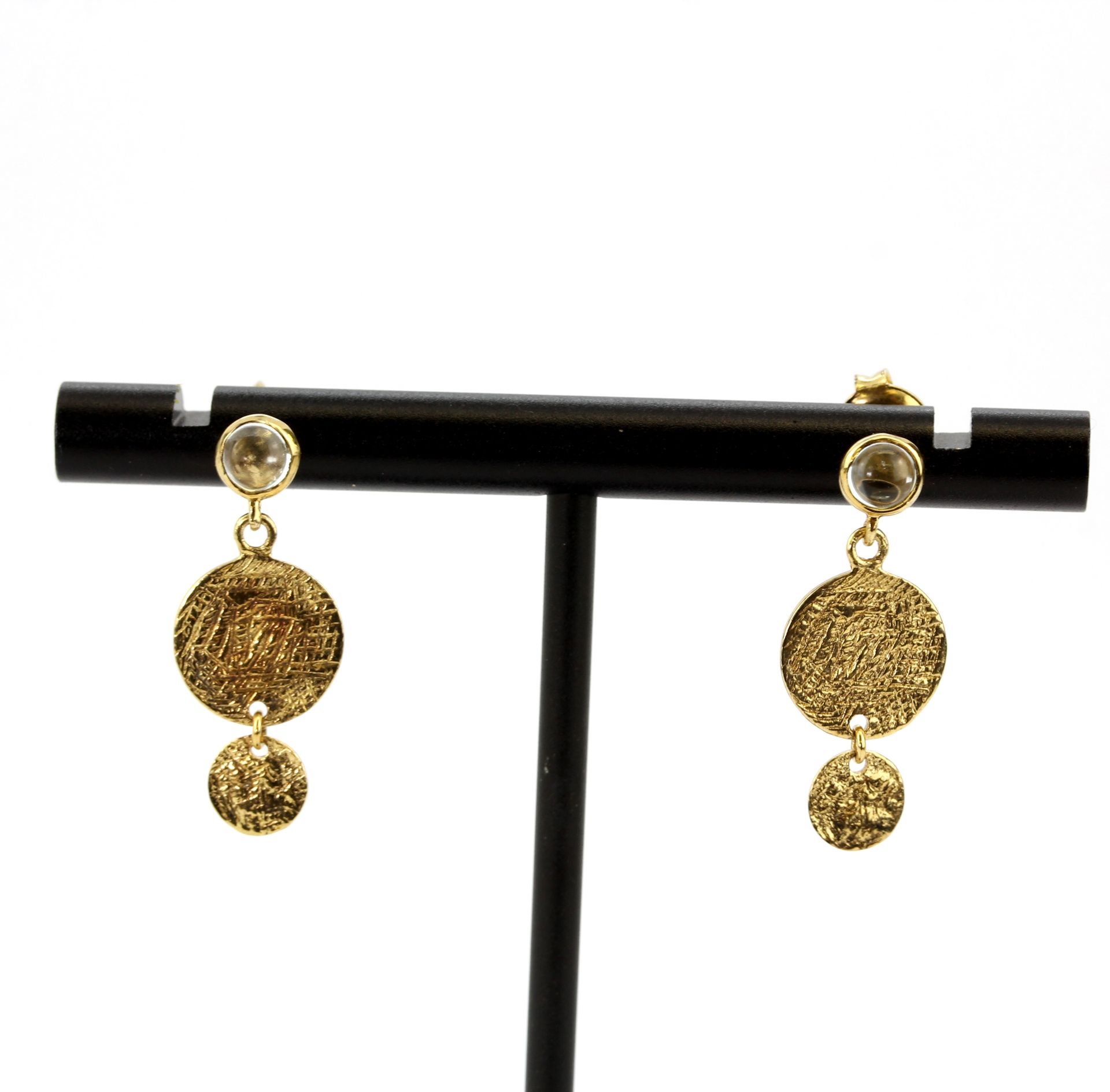 A boxed pair of 925 silver gilt drop earrings set with round cabochon white topaz, L. 2.3cm.