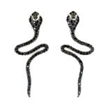 A pair of 925 silver snake shaped earrings set with black spinels, L. 3.6cm.