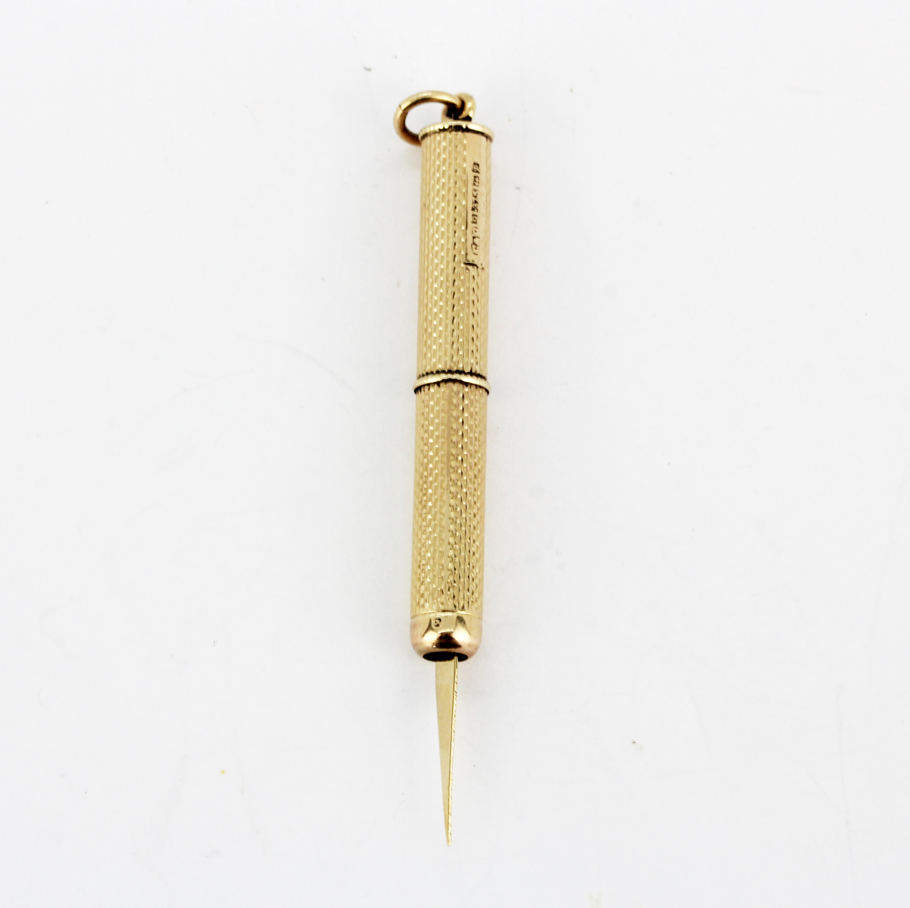 A 9ct yellow gold tooth pick pendant, L. 5cm.