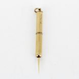 A 9ct yellow gold tooth pick pendant, L. 5cm.