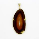 A large hallmarked 18ct yellow gold banded agate pendant, L. 7.5cm.