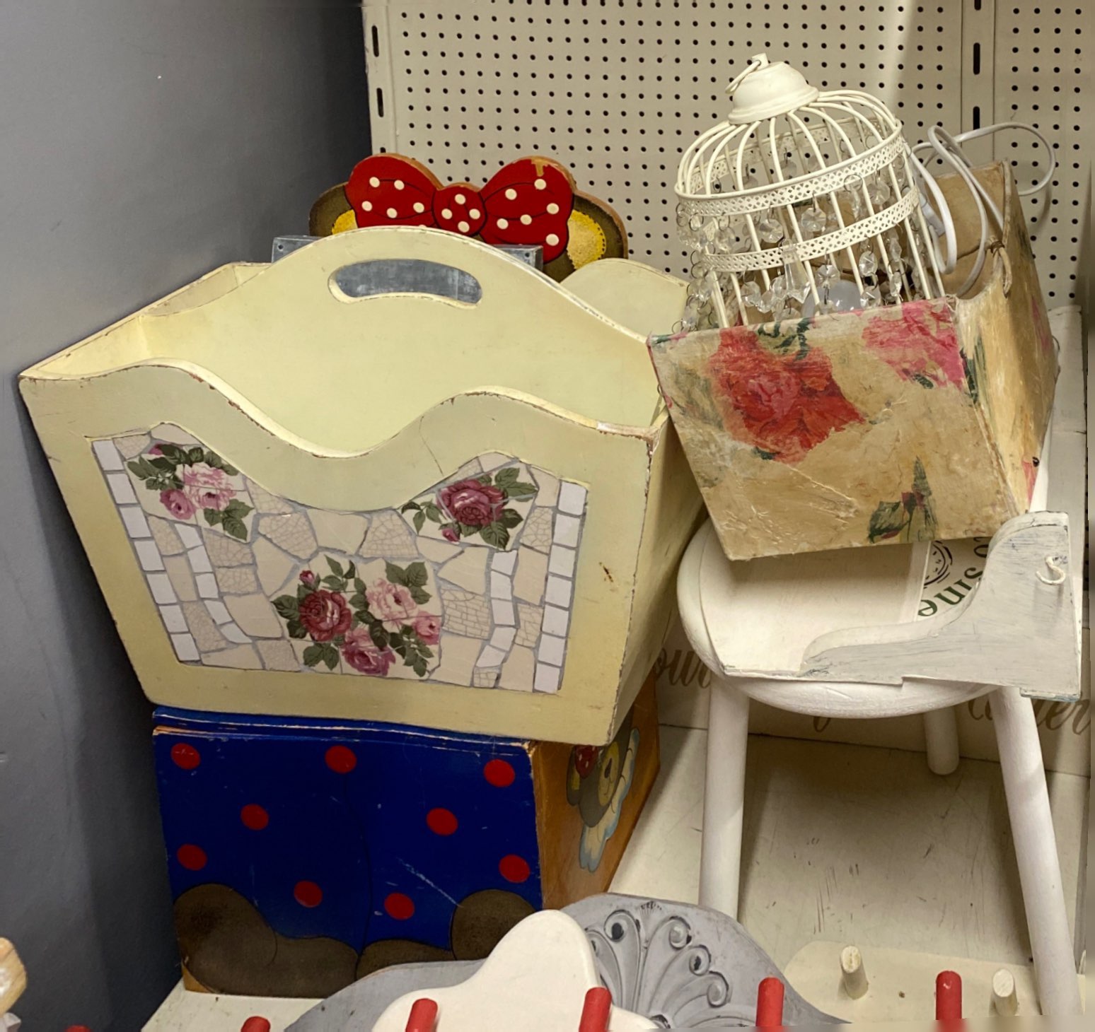 A quantity of shabby chic wooden collector's items. - Image 2 of 2