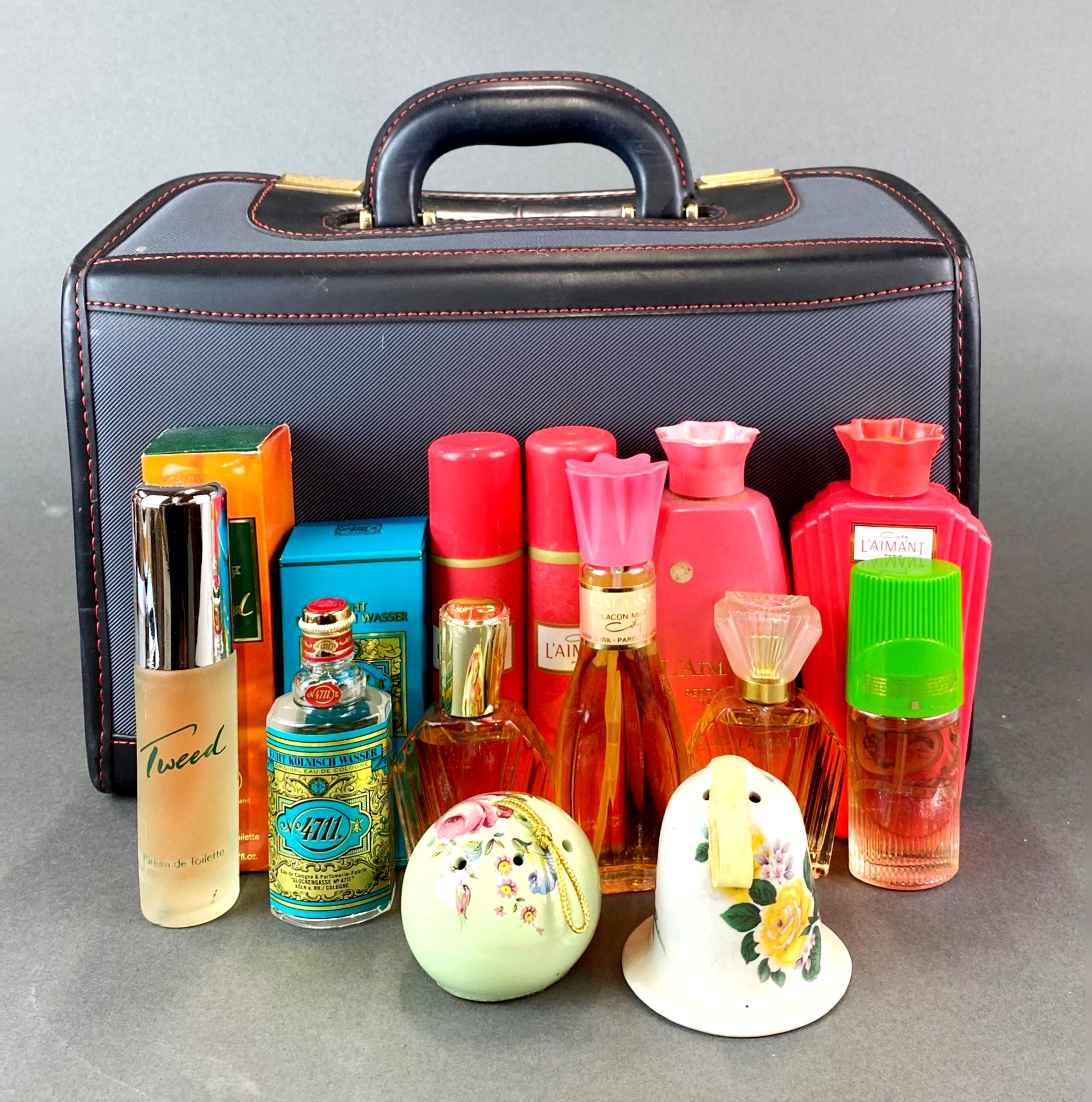 A Samsonite makeup bag and vintage contents. - Image 2 of 2