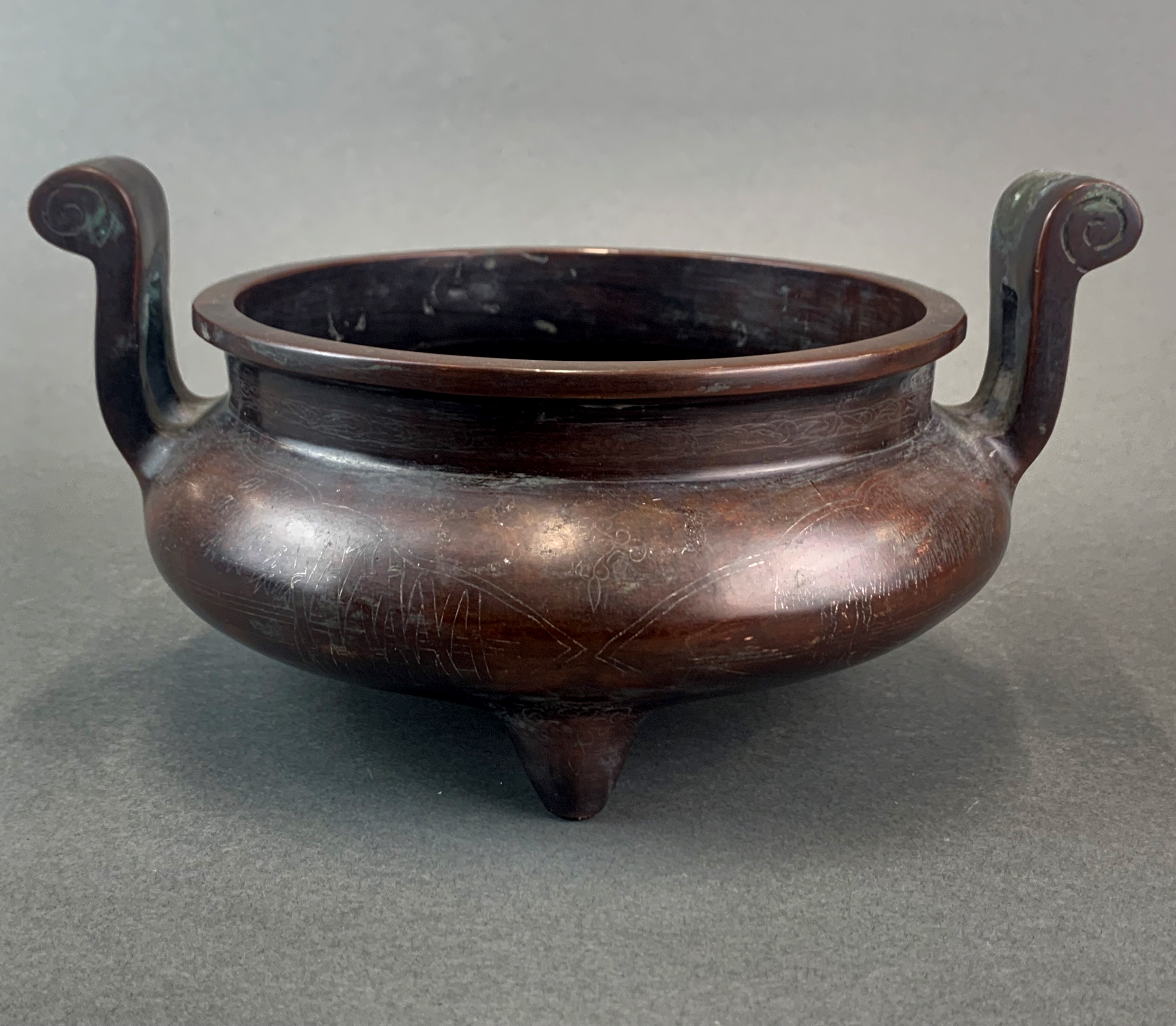 An impressive Chinese bronze two handled censer, W. 26cm. H13cm. - Image 2 of 5