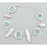 A 925 silver bracelet set with baroque pearls and blue topaz, L. 18cm.